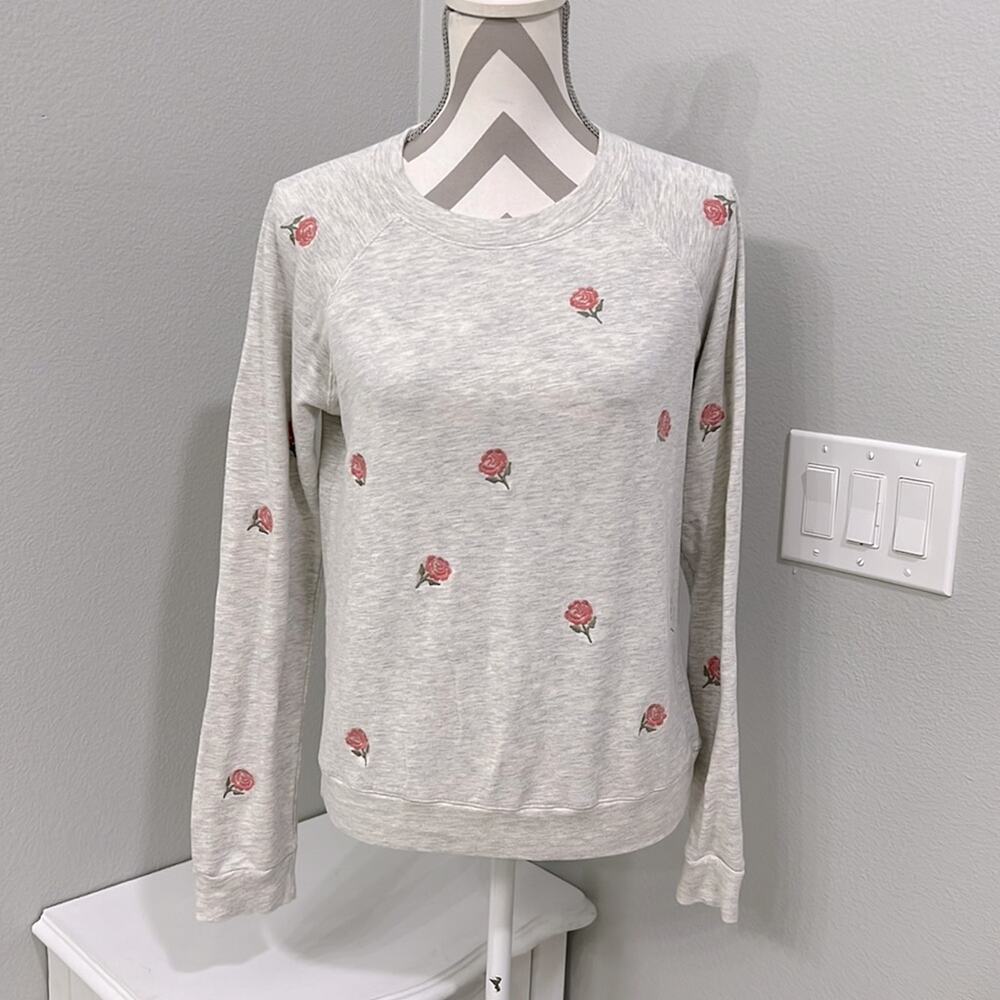 Monrow Raglan pull over floral embroidered grey and pink size small